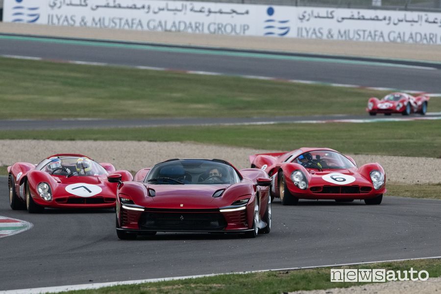 Nuova Ferrari Daytona SP3 in pista al Mugello insieme alle auto Sport Prototipi del 1969