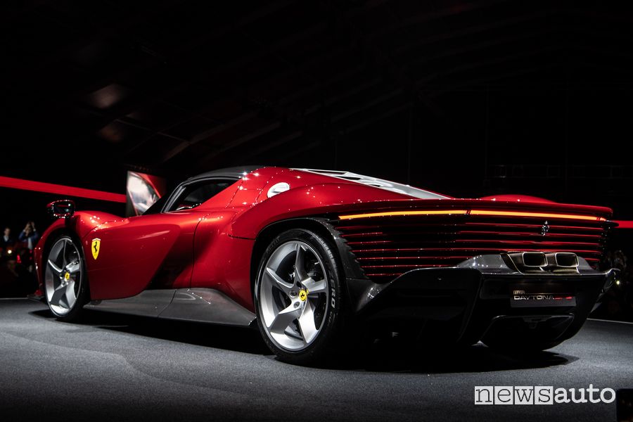 Vista posteriore Ferrari Daytona SP3 presentata da John Elkann