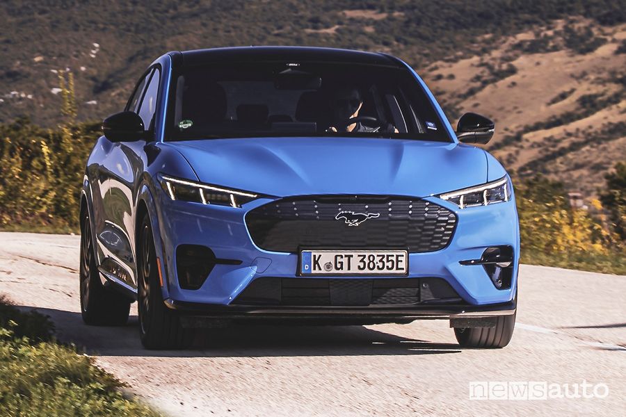Vista anteriore Ford Mustang Mach-E GT Grabber Blue su strada