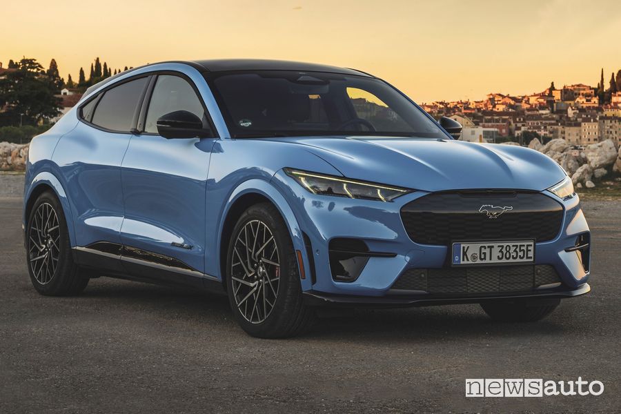 Vista di profilo Ford Mustang Mach-E GT Grabber Blue