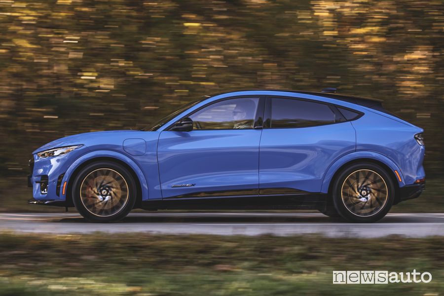 Vista laterale Ford Mustang Mach-E GT Grabber Blue su strada