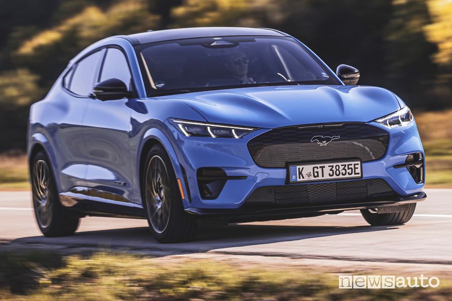 Vista di profilo Ford Mustang Mach-E GT Grabber Blue su strada