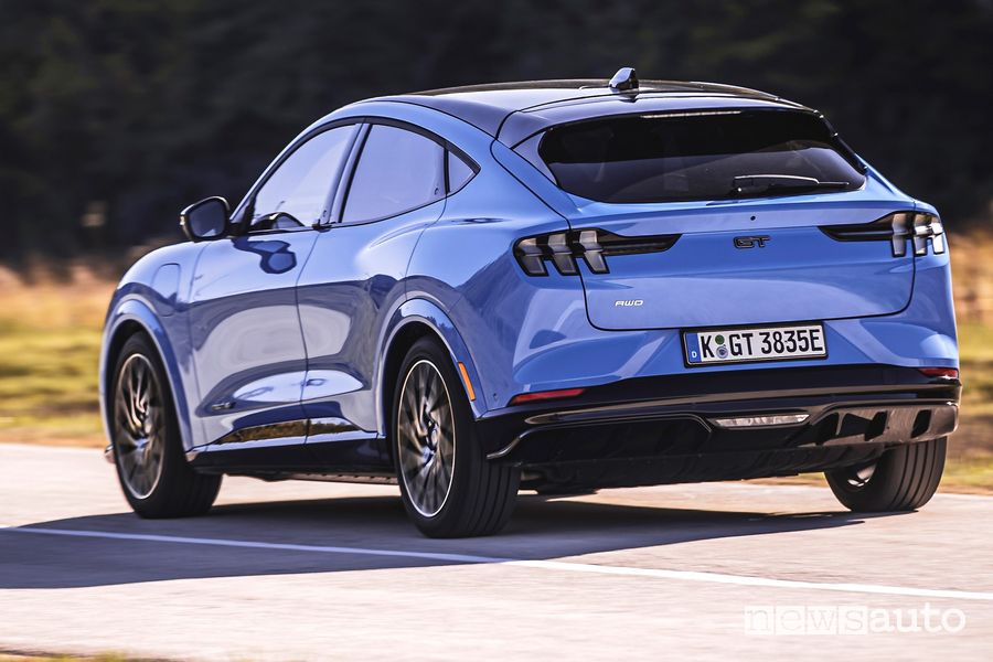 Vista posteriore Ford Mustang Mach-E GT Grabber Blue su strada