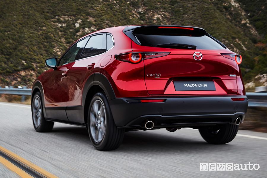 Vista posteriore Mazda CX-30 2022 su strada