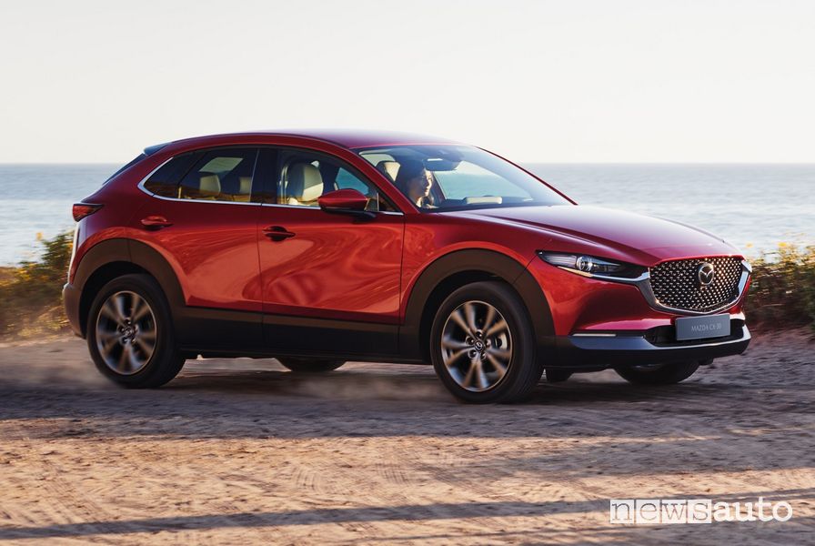 Vista di profilo Mazda CX-30 2022 sullo sterrato
