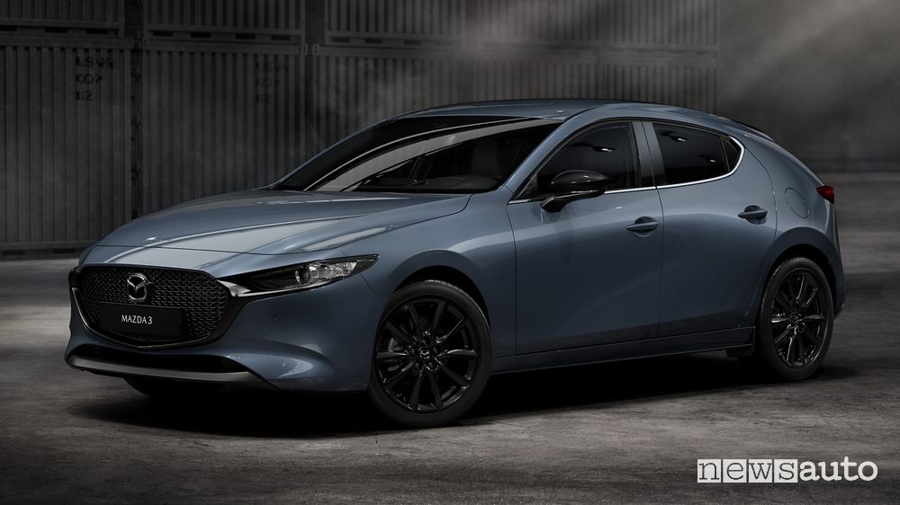 Vista di profilo nuova Mazda3 Homura