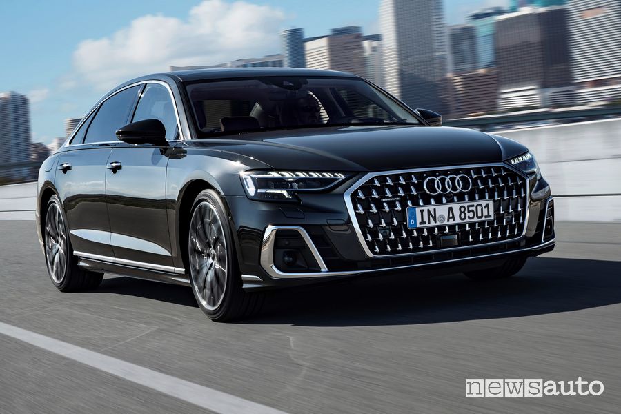 Vista anteriore nuova Audi A8 L su strada