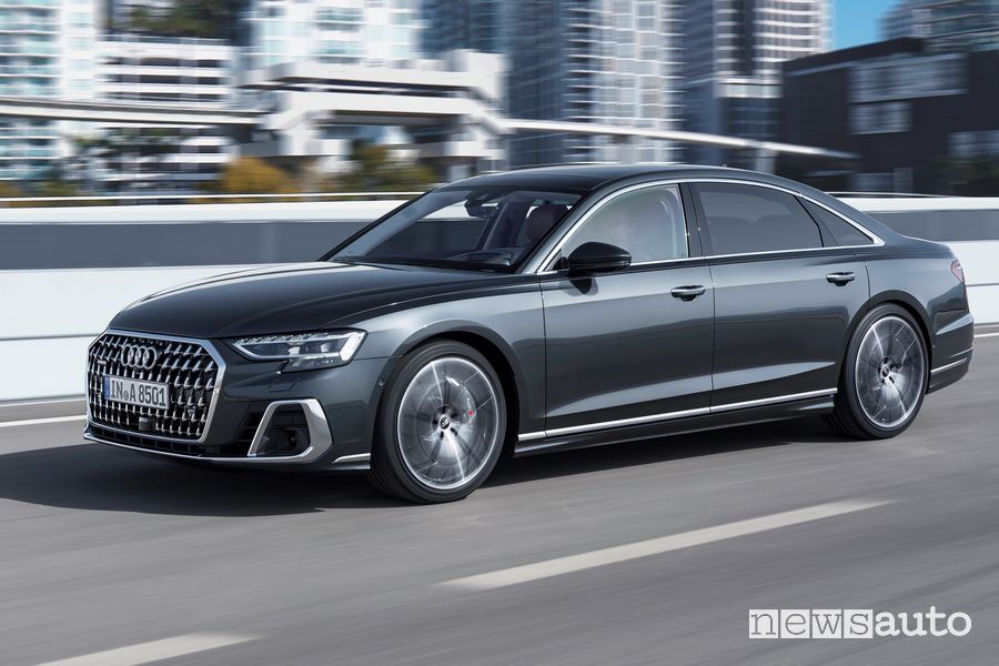 Vista di profilo nuova Audi A8 L su strada