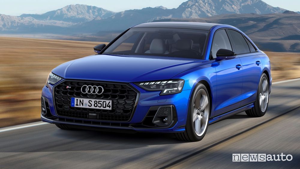 Vista di profilo nuova Audi S8 su strada