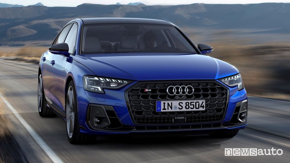 Vista frontale nuova Audi S8 su strada