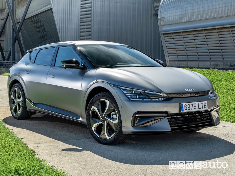 Vista di profilo nuova Kia EV6 elettrica GT Line grigia