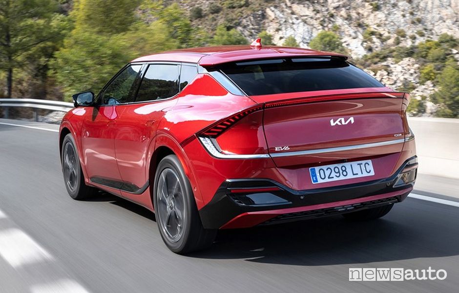 Vista posteriore nuova Kia EV6 elettrica GT Line rossa in movimento