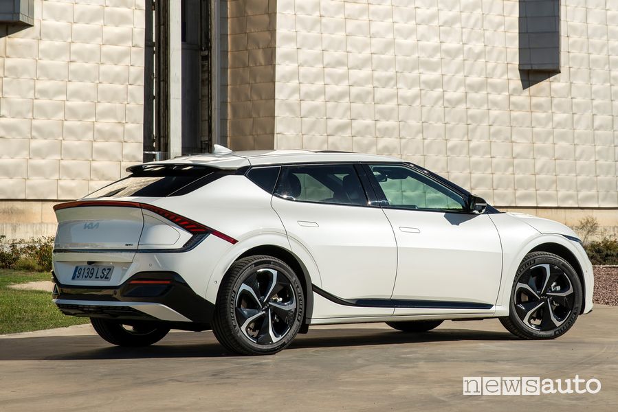 Vista posteriore nuova Kia EV6 elettrica GT Line bianca