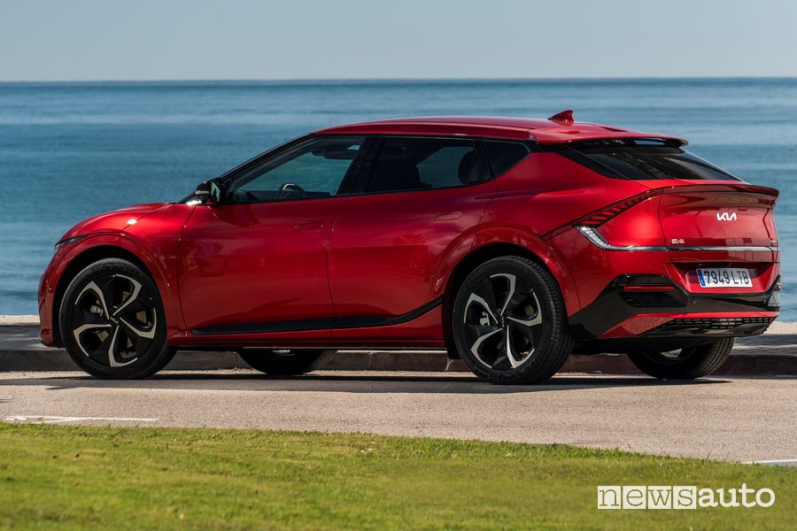 Vista posteriore nuova Kia EV6 elettrica GT Line rossa
