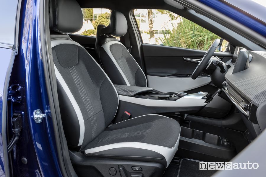 Sedili anteriori abitacolo nuova Kia EV6 elettrica