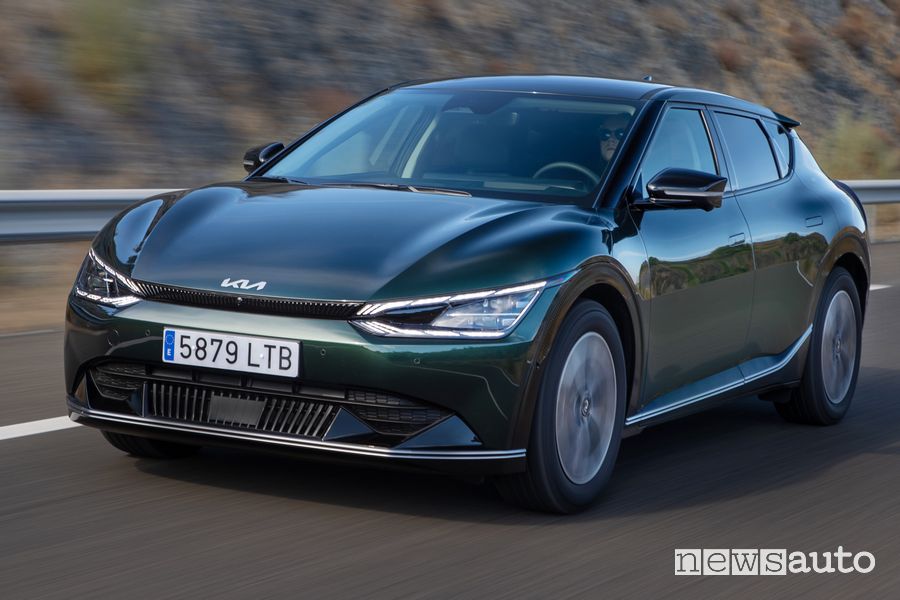Vista di profilo Kia EV6 elettrica in movimento