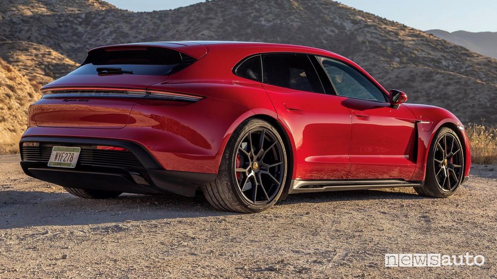 Vista posteriore Porsche Taycan GTS Sport Turismo