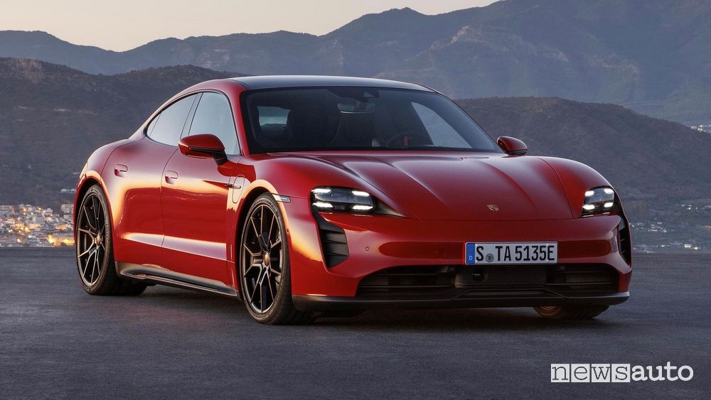 Vista di profilo Porsche Taycan GTS