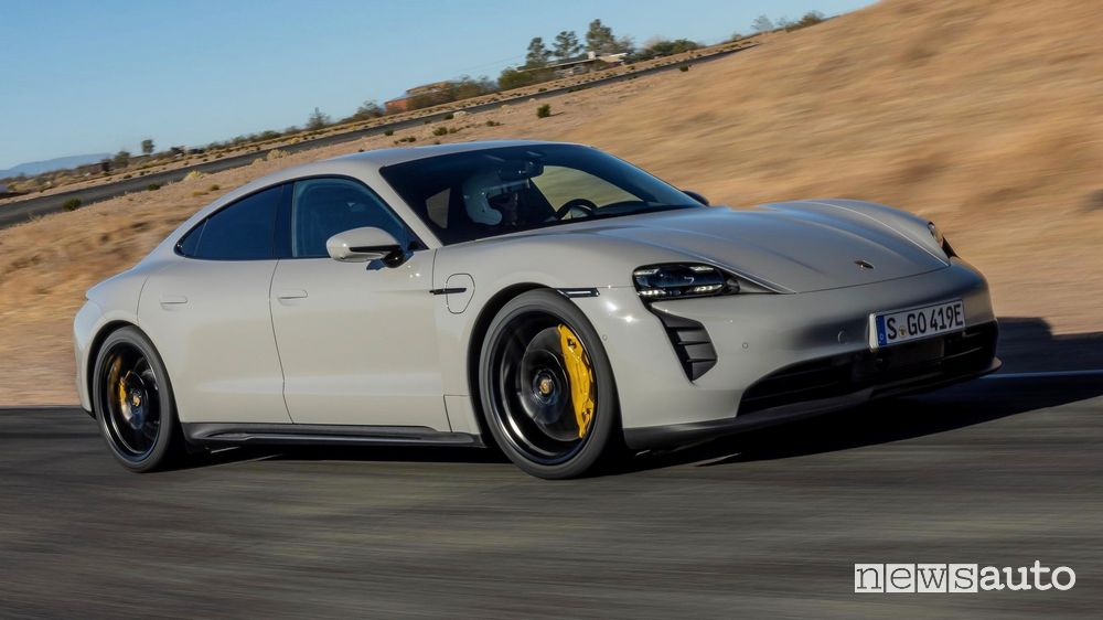 Vista di profilo Porsche Taycan GTS in pista