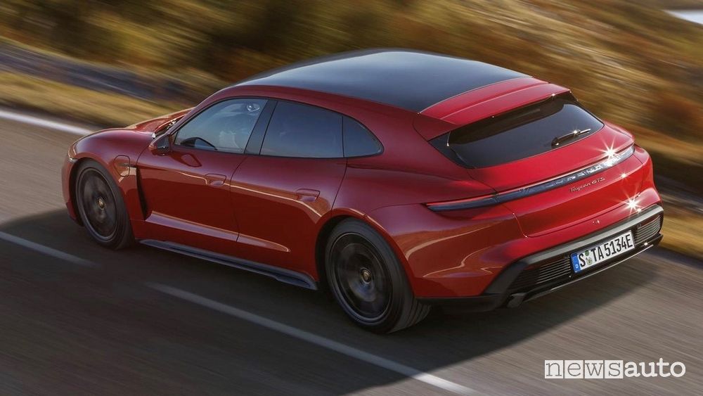 Vista posteriore Porsche Taycan GTS Sport Turismo su strada