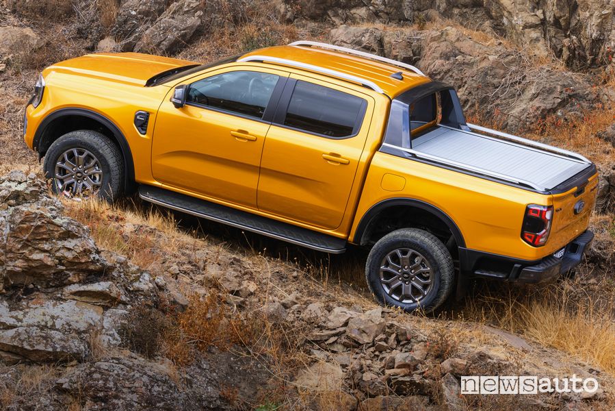 Vista laterale Ford Ranger pick-up Wildtrak sullo sterrato