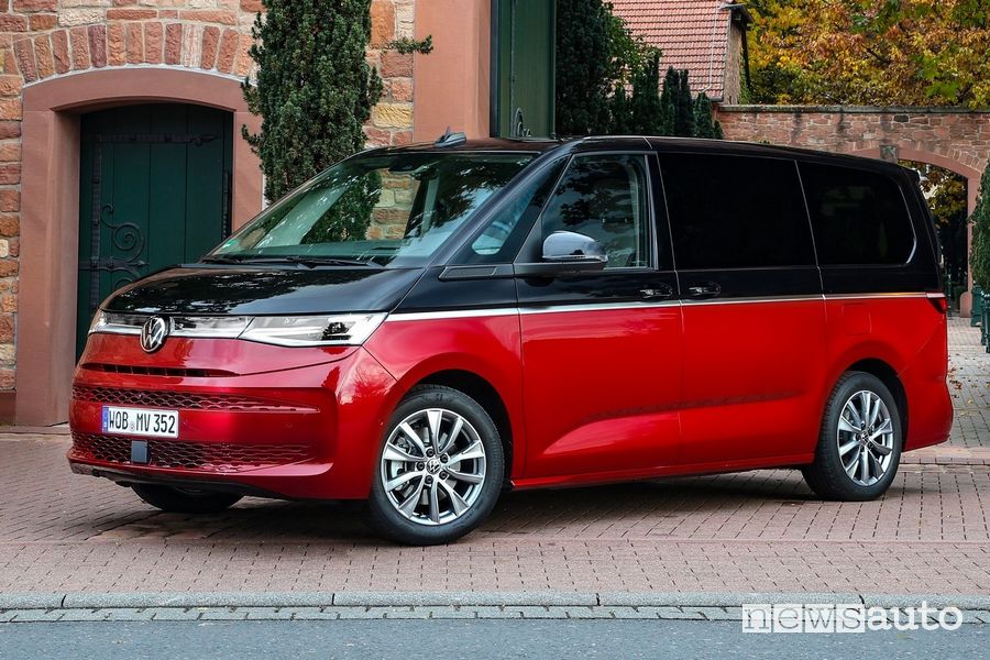Vista di profilo Volkswagen Multivan eHybrid ibrido plug-in