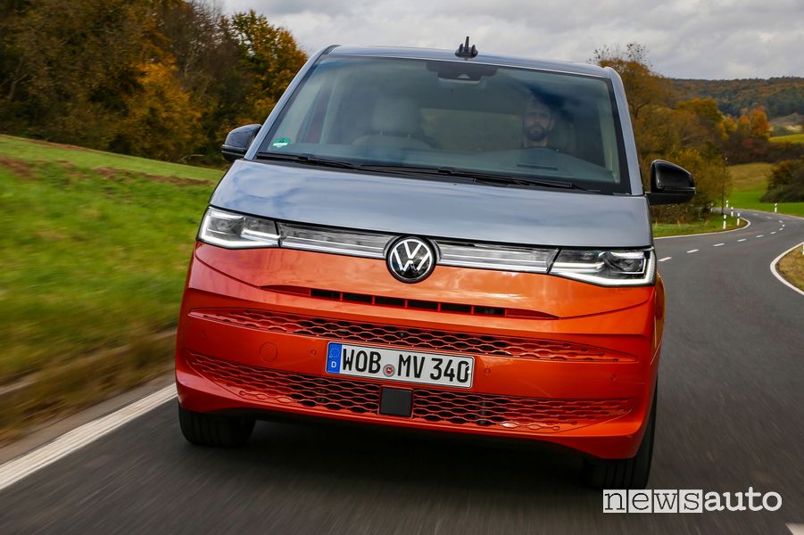 Vista frontale Volkswagen Multivan su strada