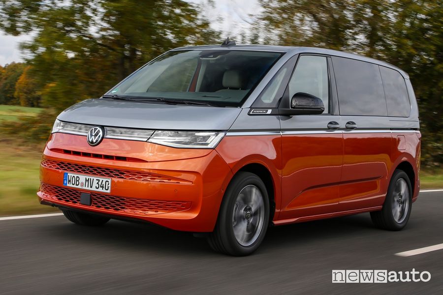 Vista di profilo Volkswagen Multivan su strada