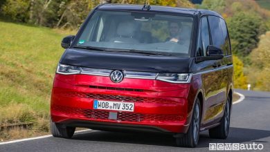 Vista frontale Volkswagen Multivan eHybrid ibrido plug-in su strada