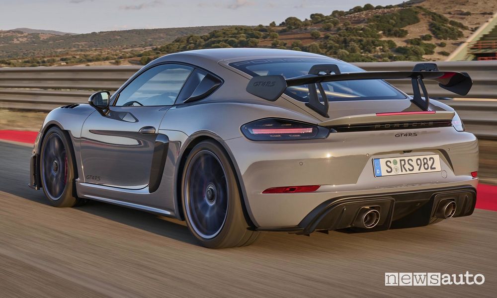 Vista posteriore Porsche 718 Cayman GT4 RS in pista