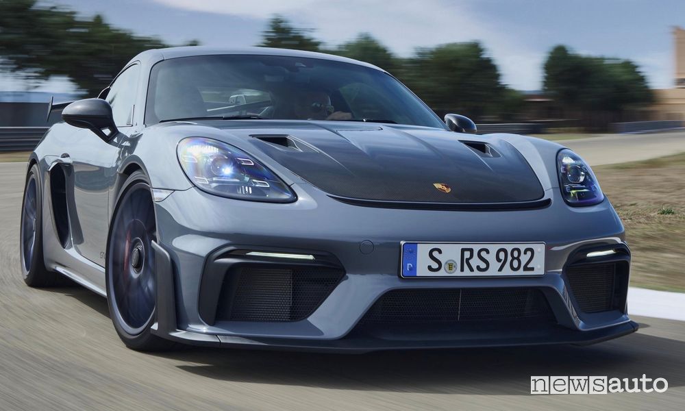 Vista anteriore Porsche 718 Cayman GT4 RS in pista