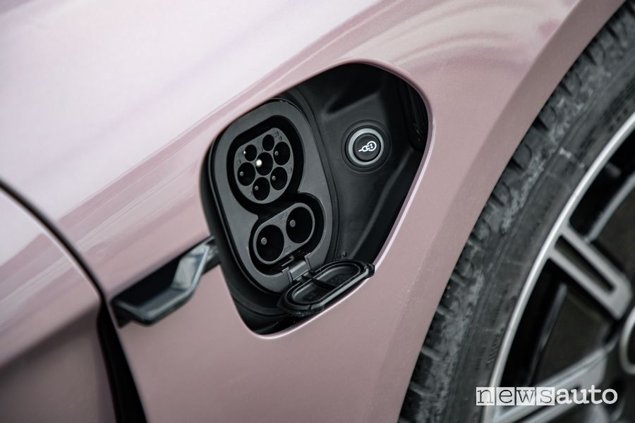 Presa di ricarica rapida CC Porsche Taycan elettrica