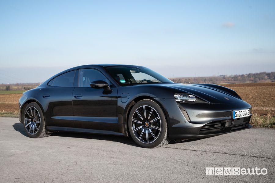 Vista di profilo Porsche Taycan elettrica nera