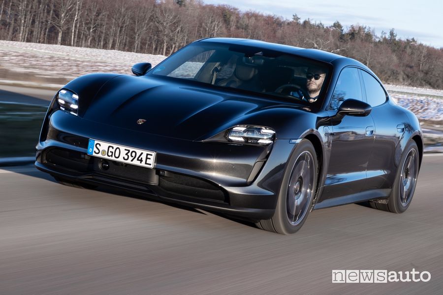 Vista di profilo Porsche Taycan elettrica nera su strada