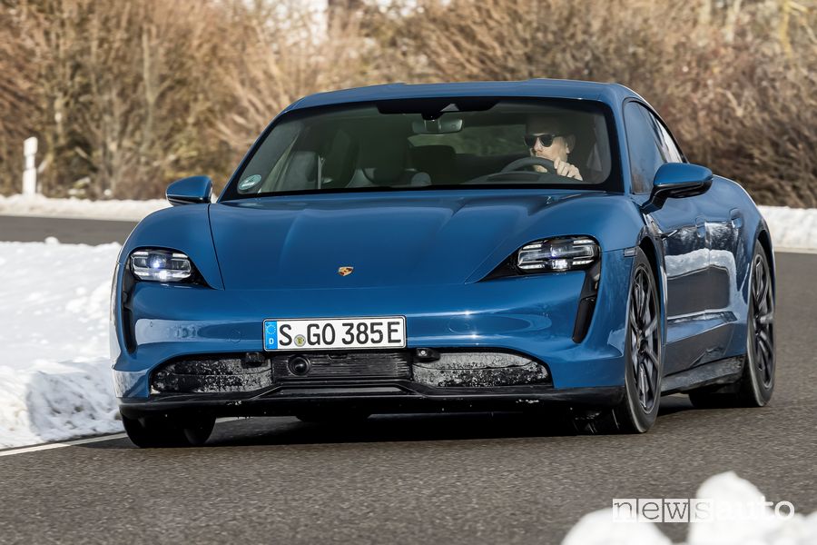 Vista di profilo Porsche Taycan elettrica blu su strada