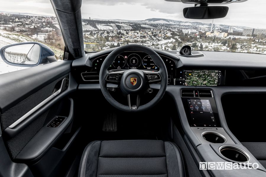 Plancia strumenti abitacolo Porsche Taycan elettrica