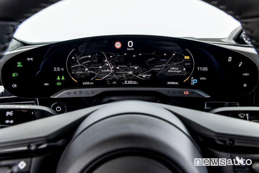 Navigatore quadro strumenti Porsche Taycan elettrica