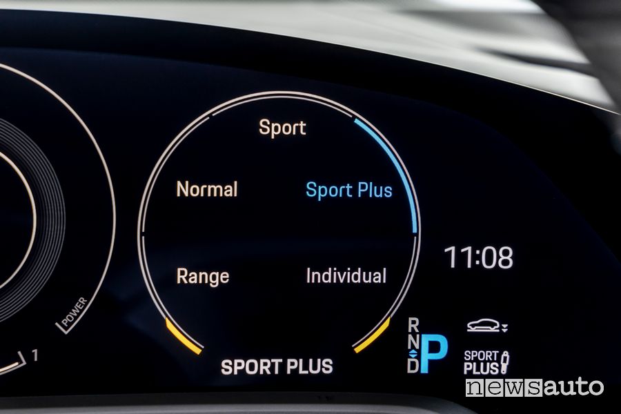 Schermata modalità di guida Porsche Taycan elettrica