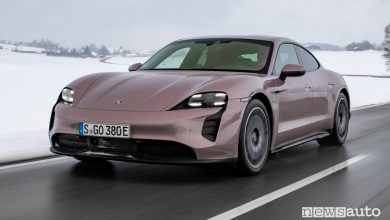 Vista di profilo Porsche Taycan elettrica su strada