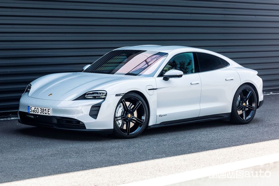 Vista di profilo Porsche Taycan elettrica bianca