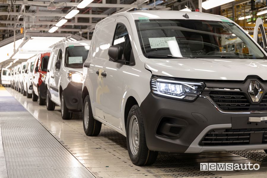 Il furgone elettrico Renault Kangoo viene assemblato stabilimento di Maubeuge in Francia 