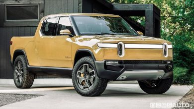 Vista di profilo Rivian R1T pick-up elettrico