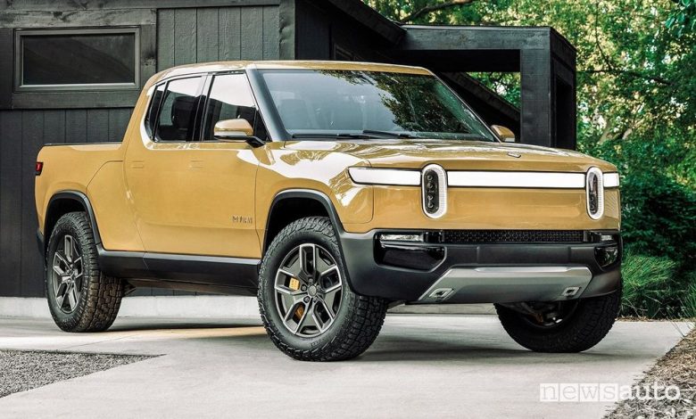 Vista di profilo Rivian R1T pick-up elettrico