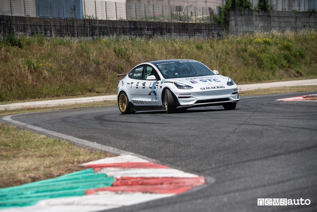 Derapata Tesla Model 3 Performance