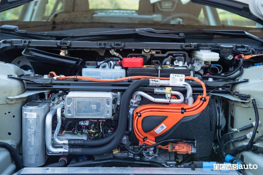 Motore e inverter della Tesla Model 3 Performance