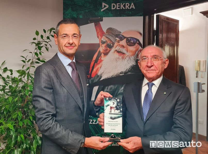 Toni Purcaro consegna il premio Dekra a Pasquale Stanzione, Presidente del Garante per la protezione dei dati personali