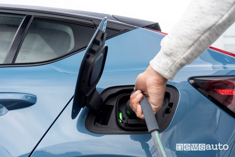 Presa di ricarica auto elettrica , aumento dei prezzi per ricaricare la auto elettriche