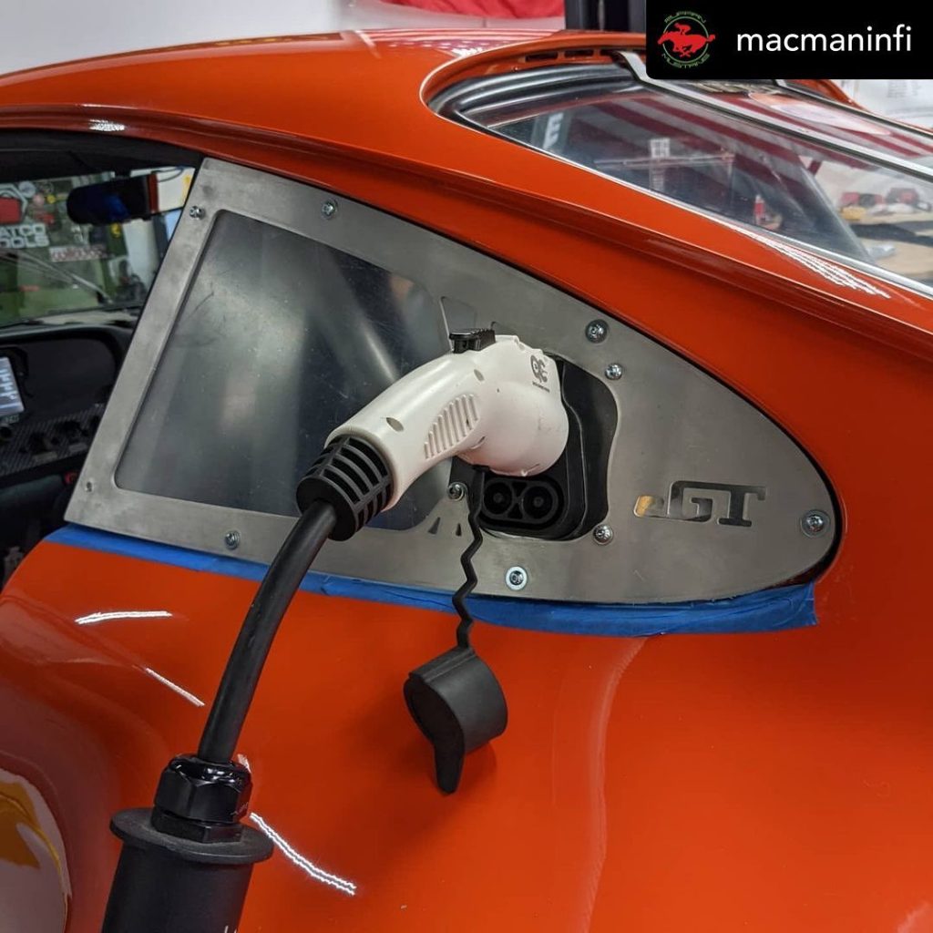 Il connettore per la ricarica elettrica possibile sia in modalità FAST DC con corrente continua sia in AC solo a 6 kW 