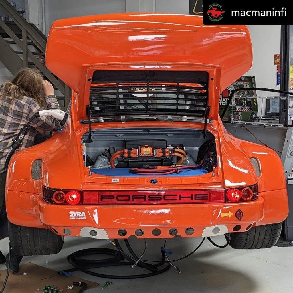 Il bellissimo posteriore della Porsche 964 con motore elettrico TESLA