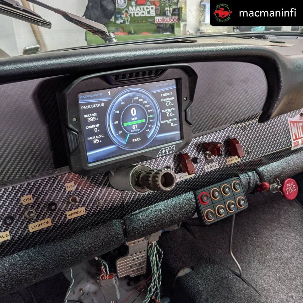 Il cruscotto della Porsche 964 trasformata elettrica con swap motore TESLA